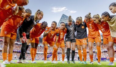 oud-aanvoerders maken buiging voor afzwaaiende Spitse