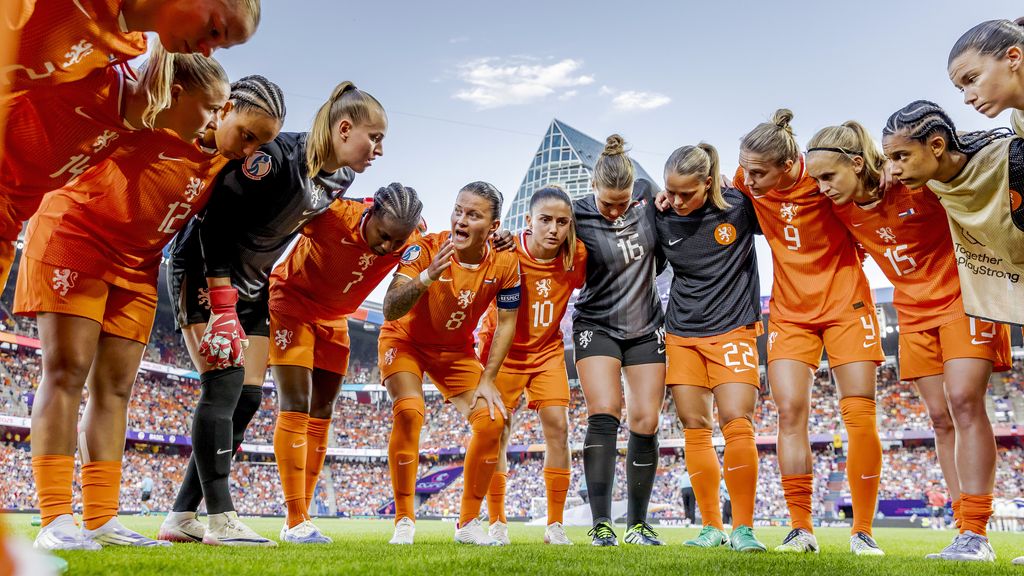 oud-aanvoerders maken buiging voor afzwaaiende Spitse