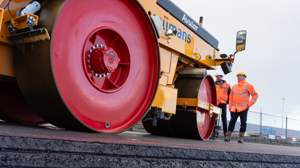 Zelfrijdende asfaltwals als oplossing voor personeelstekort: 'Onderhoud moet doorgaan'