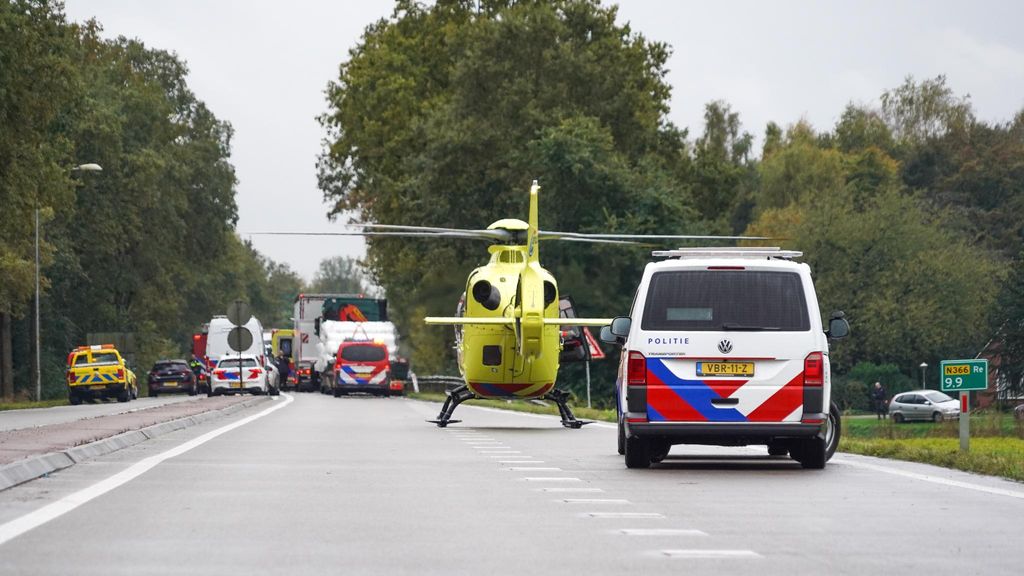 Tien voertuigen botsen op N-weg bij Alteveer, meerdere gewonden
