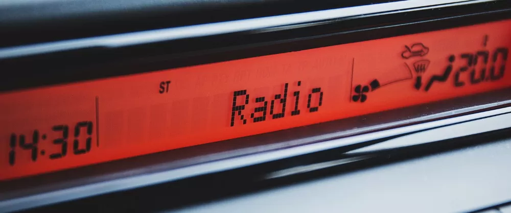 FM, DAB+, online: Zo wordt er per radiostation geluisterd