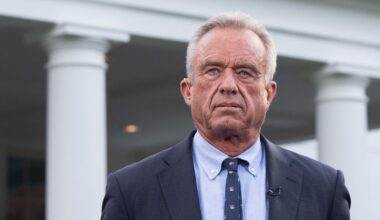 Minister Kennedy breekt met vaccinatiebeleid, 'gevaar voor volksgezondheid'