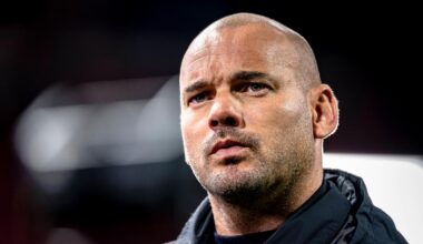 Nico Dijkshoorn spot sneu gedrag van Wesley Sneijder als analist
