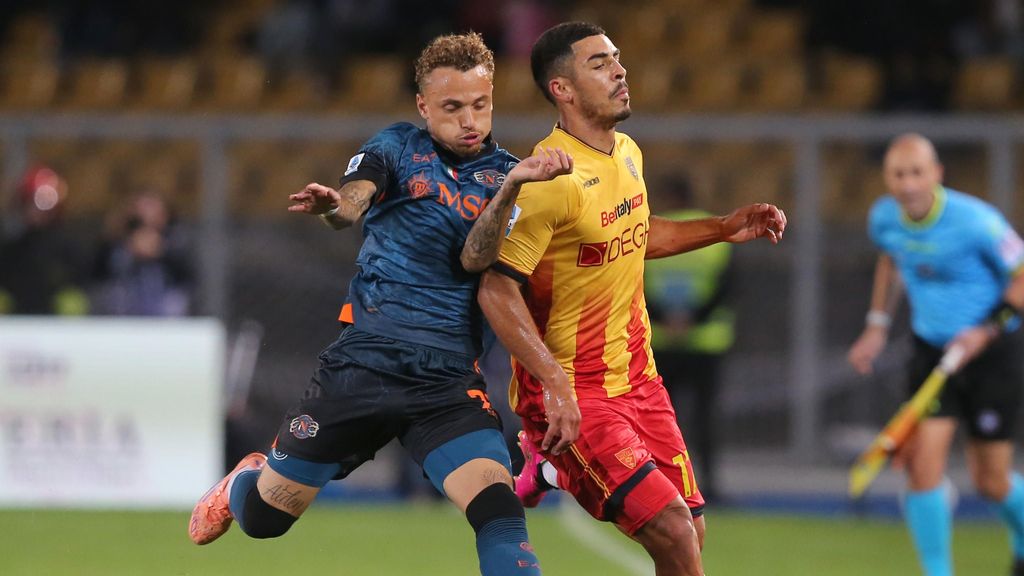 Lang valt geblesseerd uit bij koploper Napoli, dat moeizaam wint bij Lecce