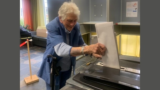 Hester was 6 uur in de weer om moeder (97) te laten stemmen: 'Belangrijk voor haar'