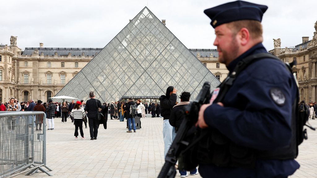 Parijse politie erkent grote gaten in de beveiliging Louvre na juwelendiefstal