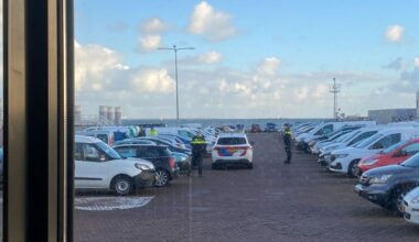 Tientallen auto's vernield op parkeerterrein naast veerhaven Den Helder