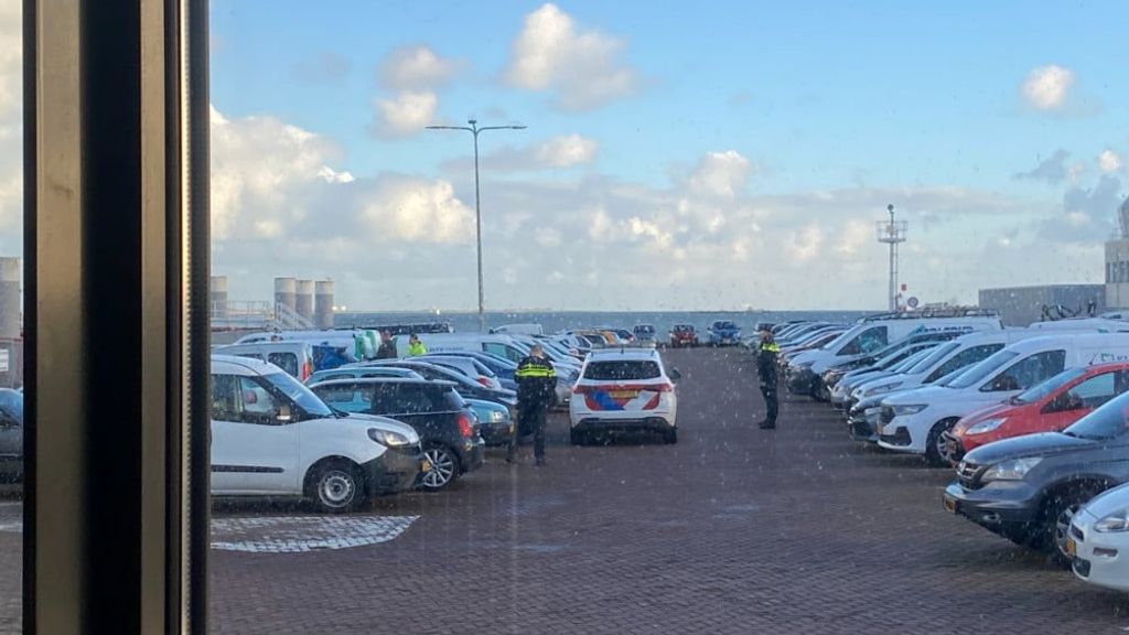 Tientallen auto's vernield op parkeerterrein naast veerhaven Den Helder