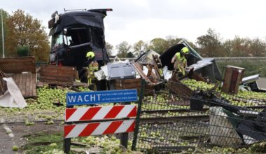 Trein botst met vrachtwagen op overweg in Gelderland, veel schade