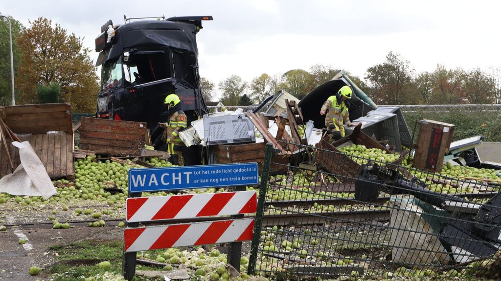 Trein botst met vrachtwagen op overweg in Gelderland, veel schade