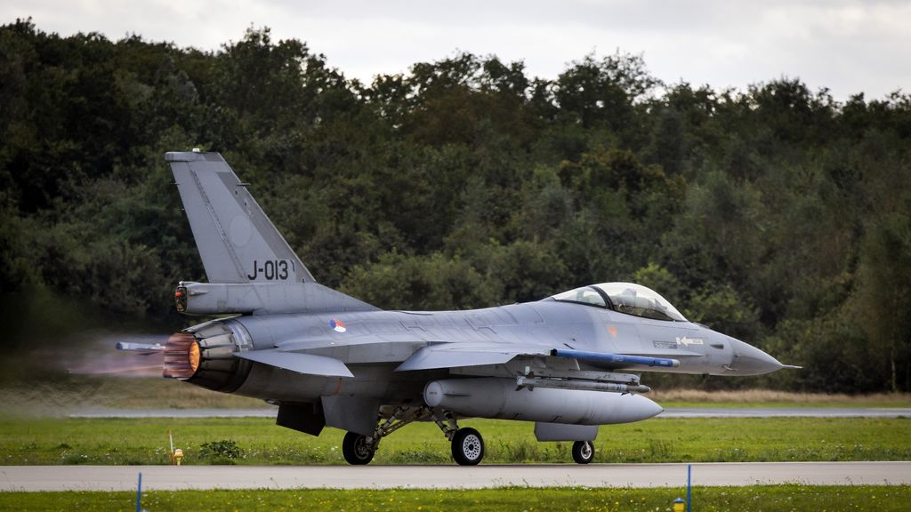 Advies om regels aan te scherpen na bijna-botsing tussen F-16 en lesvliegtuig