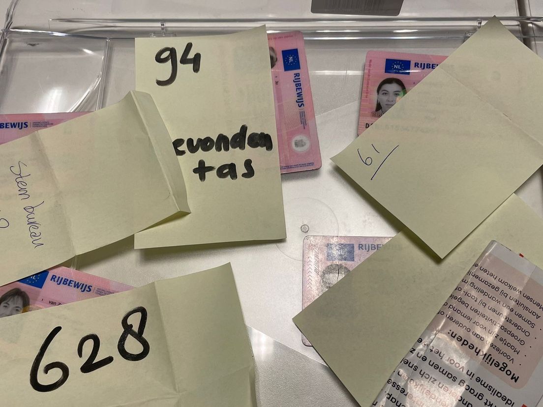 Verschillende stemmers in Rotterdam raakten woensdag niet alleen hun stembiljet kwijt