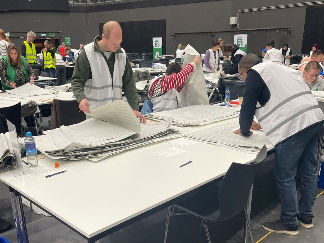 In Ahoy in Rotterdam-Charlois zijn vele vrijwilligers druk bezig met de 'tweede telling'.