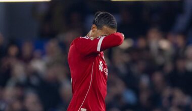 Virgil van Dijk verlaat tribune Liverpool onmiddellijk na rode kaart Amara Nallo