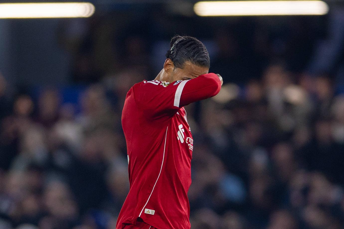 Virgil van Dijk verlaat tribune Liverpool onmiddellijk na rode kaart Amara Nallo