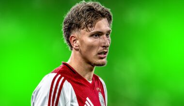 Ajax-speler Mika Godts steunt John Heitinga namens hele selectie