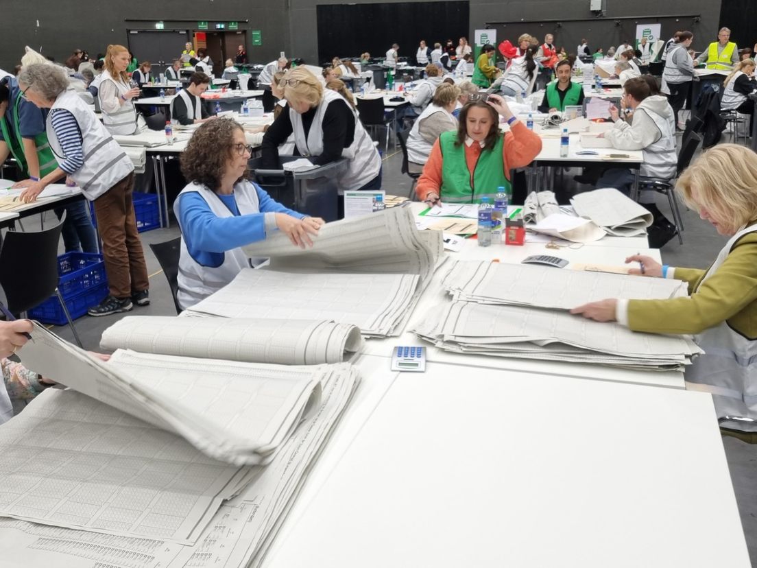 De vijf dames die hun vergoeding voor het stemmen tellen doneren aan het goede doel, in dit geval een project voor meisjes in India