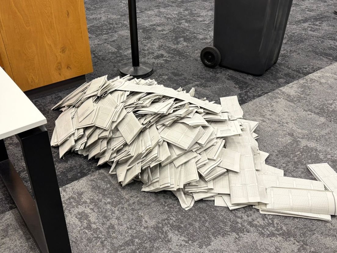 De stembiljetten liggen klaar om geteld te worden.