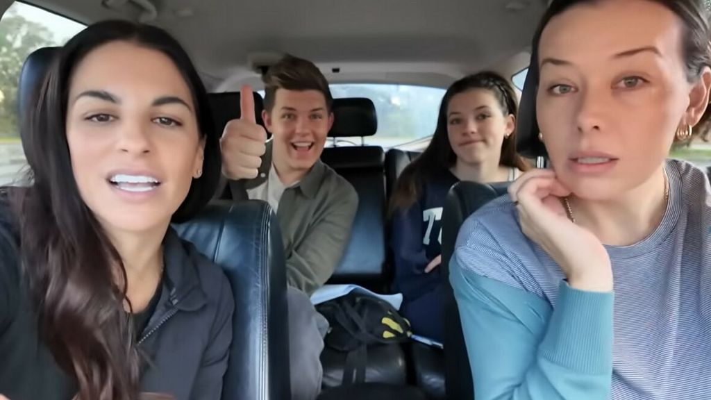 Vlogfamilie verhuist naar ander land vanwege verbod op social media