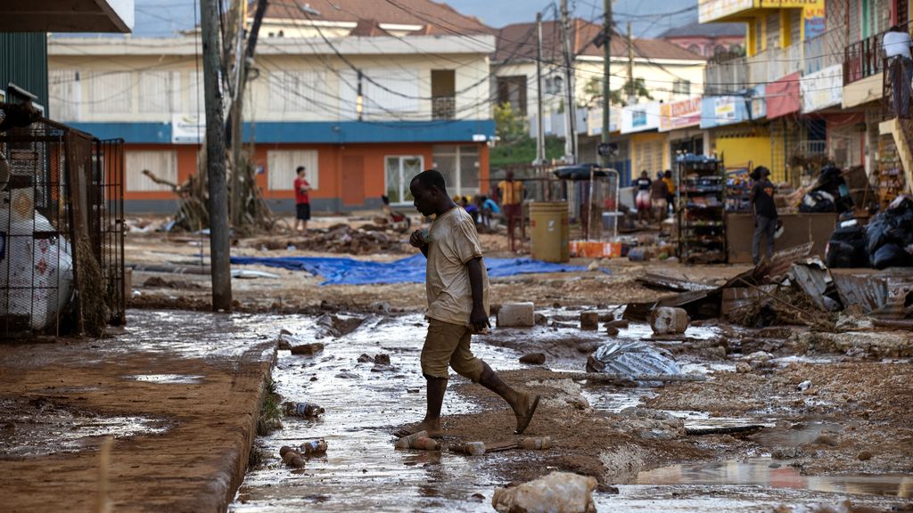 Nederlands marineschip vaart met noodhulp naar Jamaica, TUI haalt reizigers op