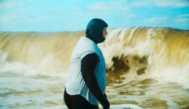 Als de zee: al surfend probeert de 25-jarige Eva van haar dwangneuroses af te komen - VPRO Documentairegids