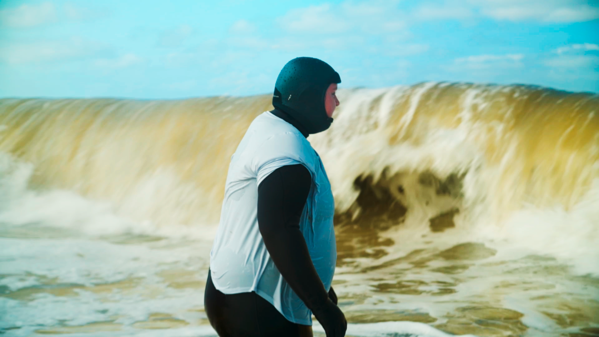 Als de zee: al surfend probeert de 25-jarige Eva van haar dwangneuroses af te komen - VPRO Documentairegids