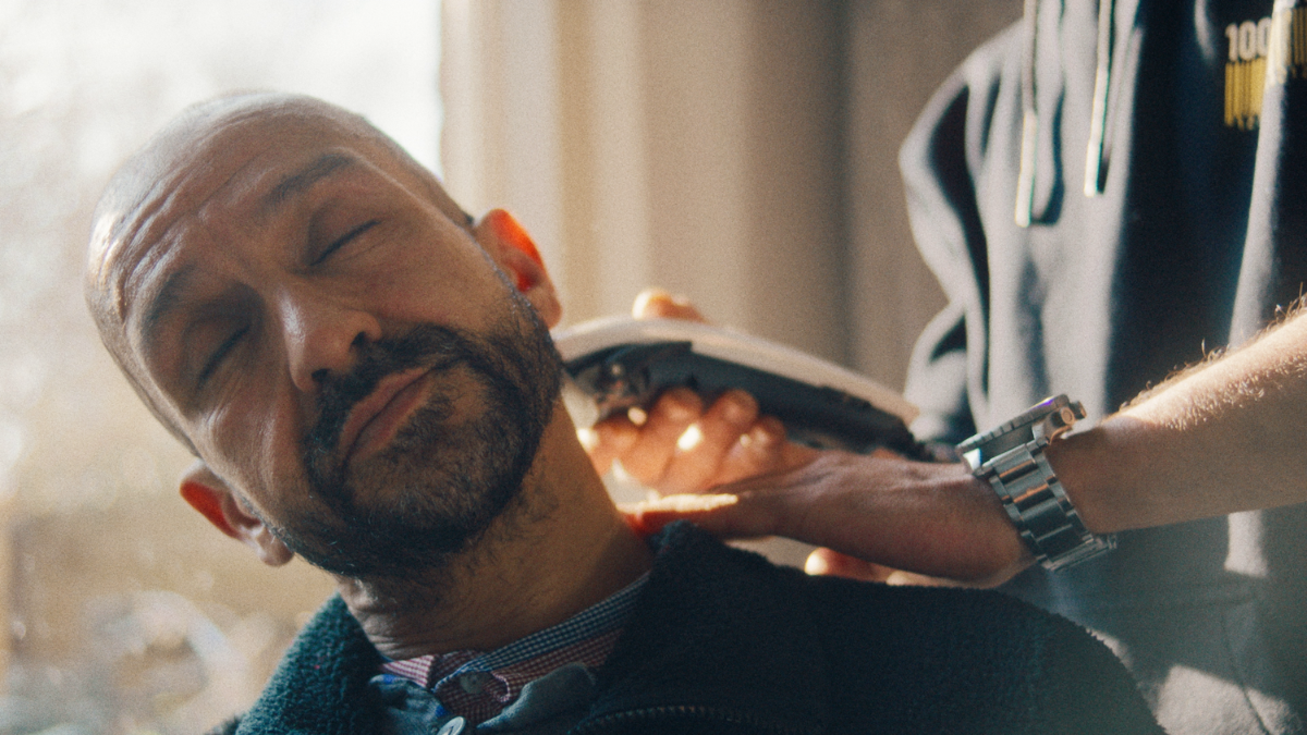 Samen alleen: intiem portret van een gratis kapper voor ongedocumenteerden - VPRO Documentairegids