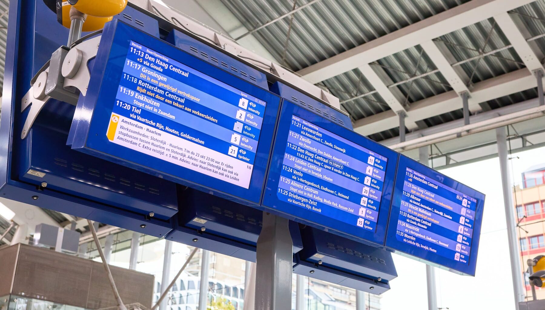 informatieborden op station met blauwe achtergrond