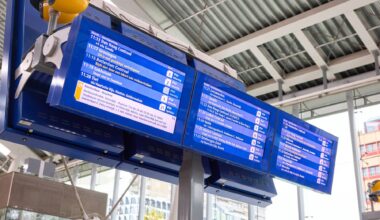informatieborden op station met blauwe achtergrond