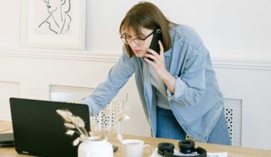 Een vrouw probeert de klantenservice van een bedrijf te bellen