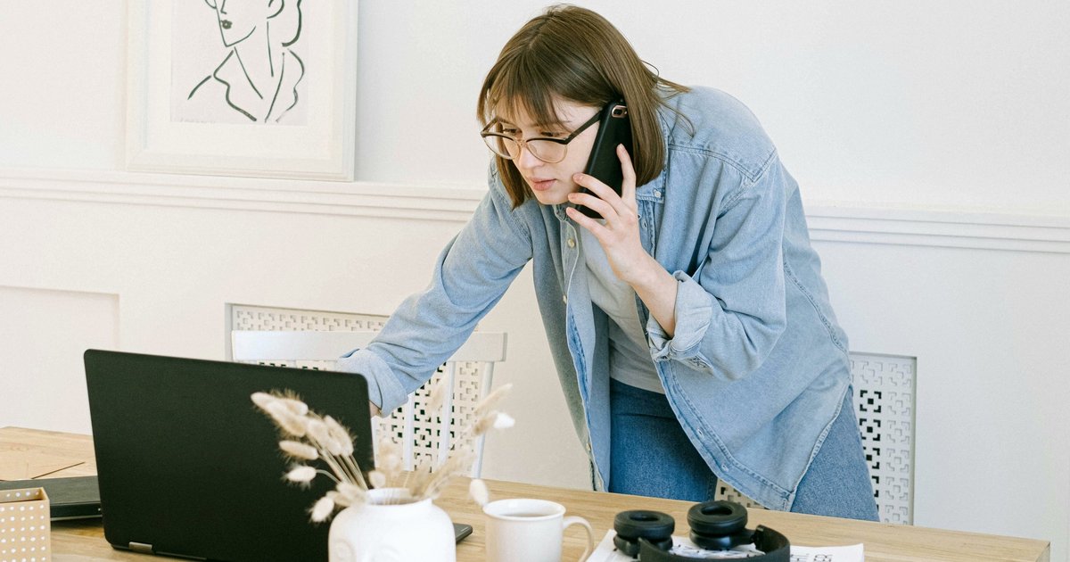 Een vrouw probeert de klantenservice van een bedrijf te bellen