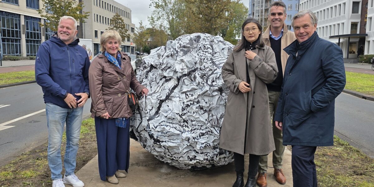 Winnend kunstwerk Beelden in Leiden onthuld op Schuttersveld