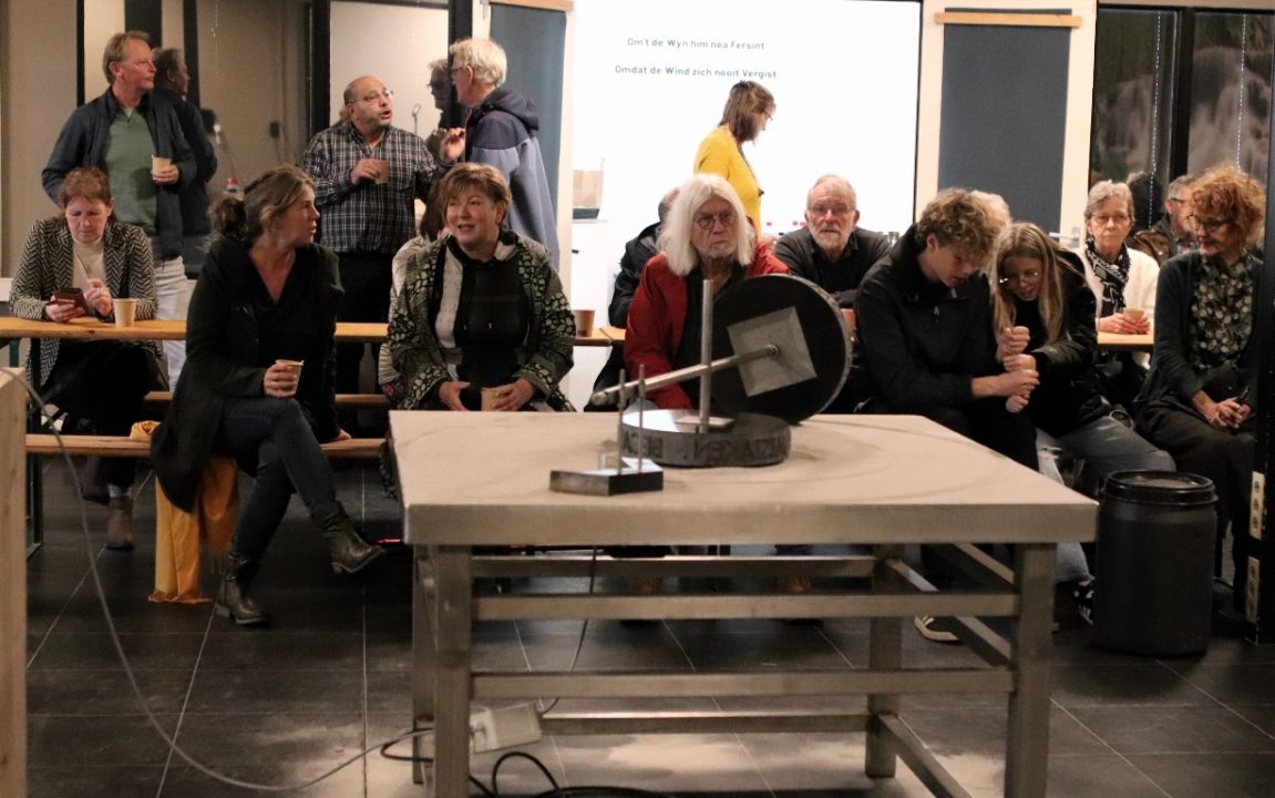 Onthulling van de gemotoriseerde installatie van beeldhouwer Marcel van Zijp