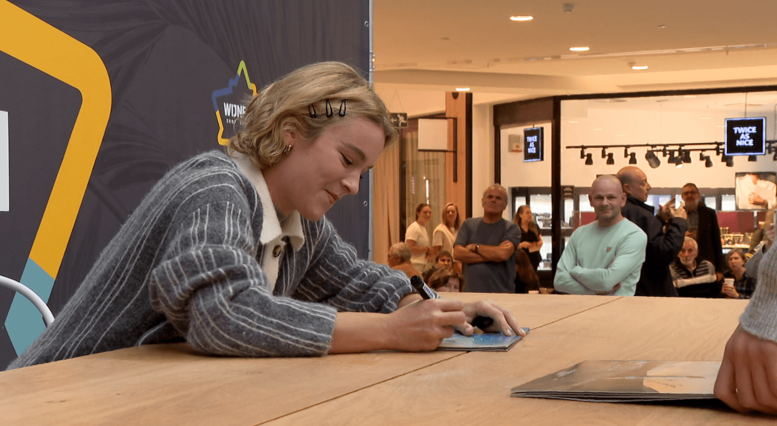 Pommelien strandt op ... 2 maar kan niet bijhouden met signeren in Wijnegem