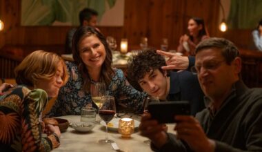 Recensie serie The Chair Company op HBO Max – cringehumor en detectiveverhaal in één