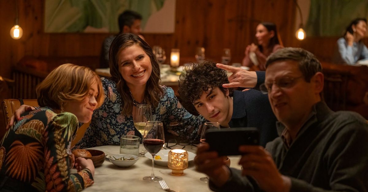 Recensie serie The Chair Company op HBO Max – cringehumor en detectiveverhaal in één