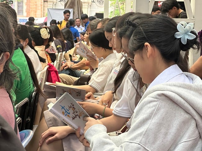 Cô giáo 10 năm “cõng” sách gửi yêu thương đến vùng bão lũ - Ảnh 2.