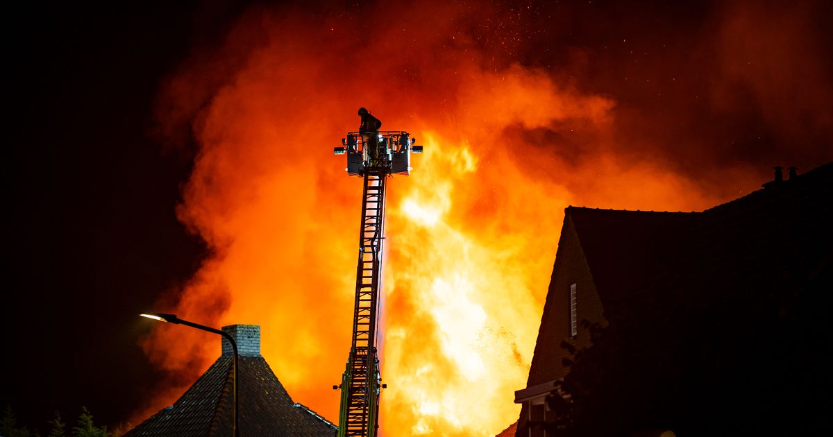 Bekend partycentrum grotendeels uitgebrand, vuur mogelijk aangestoken - Rijnmond