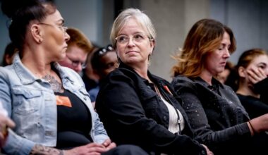 Kristie met andere toeslagenouders op de tribune tijdens een debat in de Tweede Kamer over de herstelopreatie