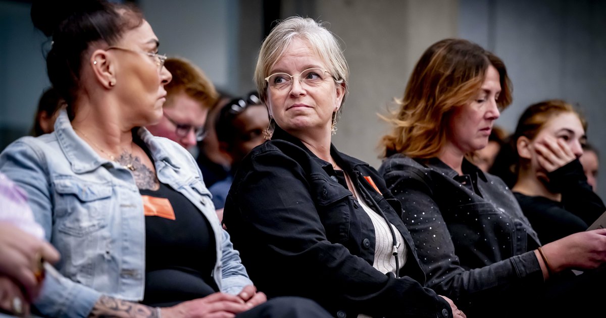 Kristie met andere toeslagenouders op de tribune tijdens een debat in de Tweede Kamer over de herstelopreatie