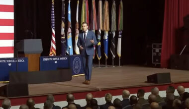 Trump dag 254: Amerikaanse overheid sluit, Hegseth scherpt eisen leger aan, hervormt klachtenprocedures, Trump zegt dat Amerika door 'vijand van binnenuit' wordt aangevallen en wil dat leger 'gevaarlijke steden' als oefenterrein voor leger gebruikt, Antoni toch geen hoofd BLS, Pfizer krijgt vrijstelling, toerisme LA 50% gedaald