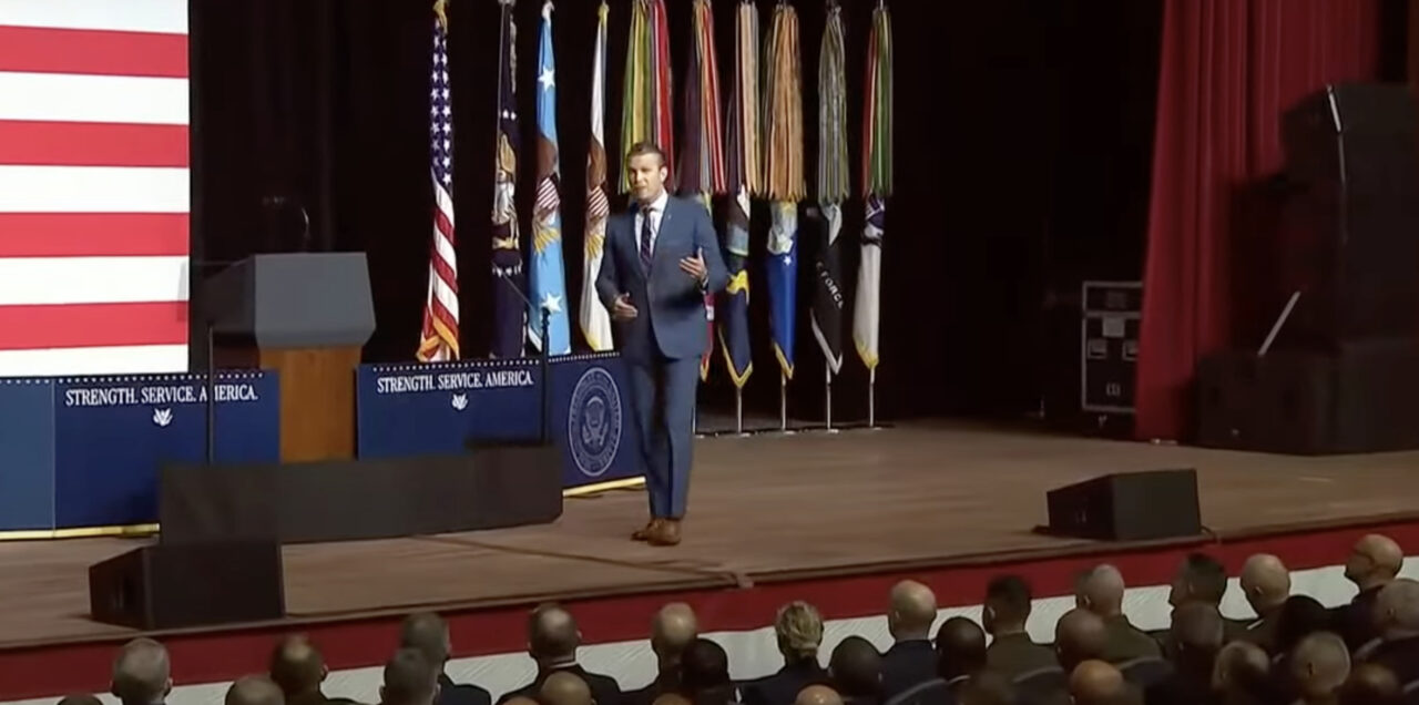 Trump dag 254: Amerikaanse overheid sluit, Hegseth scherpt eisen leger aan, hervormt klachtenprocedures, Trump zegt dat Amerika door 'vijand van binnenuit' wordt aangevallen en wil dat leger 'gevaarlijke steden' als oefenterrein voor leger gebruikt, Antoni toch geen hoofd BLS, Pfizer krijgt vrijstelling, toerisme LA 50% gedaald