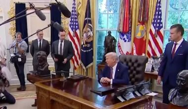 Trump dag 260: Trump overweegt inzet Insurrection Act, keurt 340km lange mijnbouwweg Alaska goed, wijst pardon Maxwell niet direct af, geen wapen bij neergeschoten vrouw, immigranten steeds vaker in isolatiecel, Kimmel populairder dan Trump, toch Nationale Garde naar Illinois