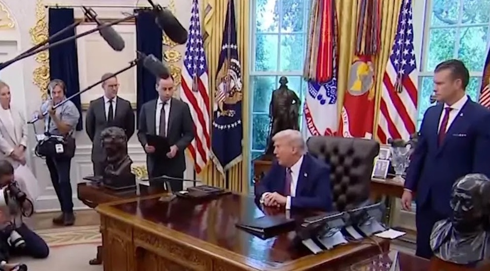 Trump dag 260: Trump overweegt inzet Insurrection Act, keurt 340km lange mijnbouwweg Alaska goed, wijst pardon Maxwell niet direct af, geen wapen bij neergeschoten vrouw, immigranten steeds vaker in isolatiecel, Kimmel populairder dan Trump, toch Nationale Garde naar Illinois