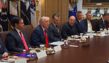 Trump dag 263: Trump dreigt CISA-medewerkers met ontslag, zet 200 militairen in voor toezicht Gaza, werkt aan 'Arc de Triomphe' in DC, rechter blokkeert inzet Nationale Garde Illinois, Dominion verkocht aan Republikein, antifa professor geweigerd op vlucht