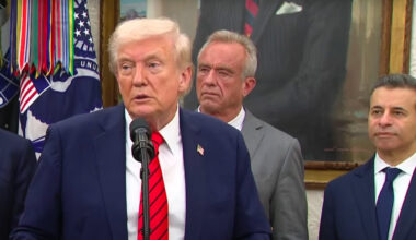 Trump dag 265: Trump wil militairen toch uitbetalen, trekt honderden ontslagen in die 'per ongeluk' waren, stelt Scavino aan bij PPO, 15-jarige autistische jongen die week vermist werd blijkt opgepakt door ICE, ministerie van Arbeid waarschuwt dat Trump-beleid tot hogere voedselprijzen kan leiden