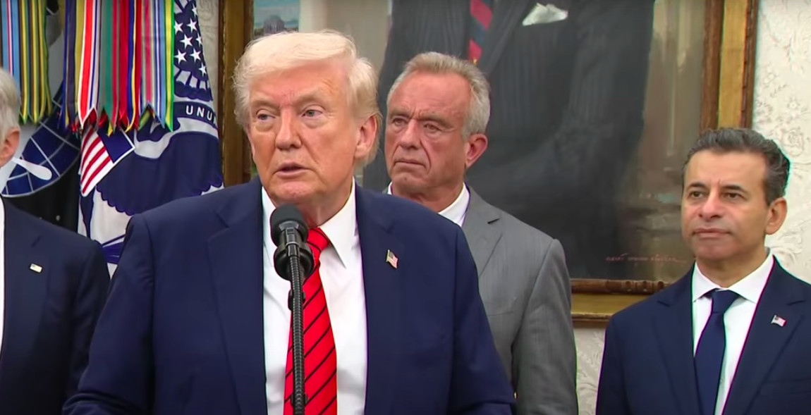 Trump dag 265: Trump wil militairen toch uitbetalen, trekt honderden ontslagen in die 'per ongeluk' waren, stelt Scavino aan bij PPO, 15-jarige autistische jongen die week vermist werd blijkt opgepakt door ICE, ministerie van Arbeid waarschuwt dat Trump-beleid tot hogere voedselprijzen kan leiden