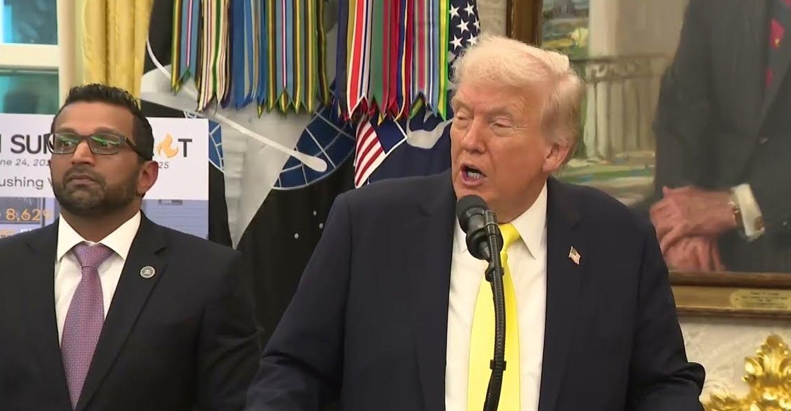 Trump dag 269: Trump wil voornamelijk witte vluchtelingen, verdubbelt steun aan Argentinië, wil Belastingdienst op linkse groepen afsturen, mogelijk raketten over Californië dit weekend, christelijk kruis op Medal of Freedom, hakenkruis in kantoor congreslid