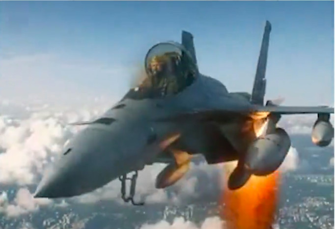 Trump dag 272: Trump plaatst video waarin hij gekroond als koning poep op Amerikaanse steden laat vallen, Vance een video waarin mensen voor Trump knielen, 'No Kings' protest trekt 5-7 miljoen demonstranten, twee vliegtuigen voor Binnenlandse Veiligheid