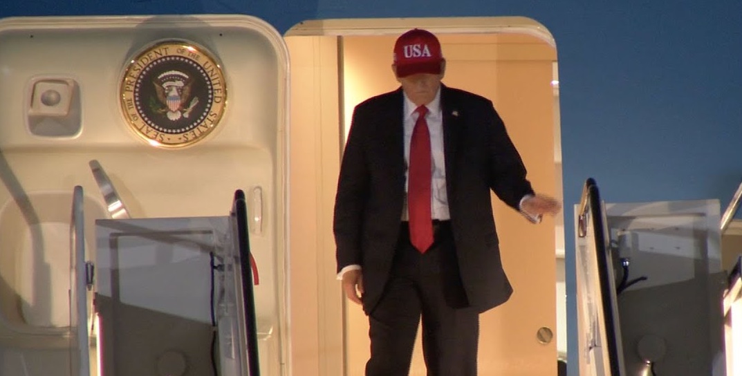 Trump dag 273: Trump wil dat Oekraïne deel land opgeeft, staat jacht in wildreservaten toe tijdens shutdown, kondigt extra heffingen Colombia aan, geeft Amerikaanse informanten aan El Salvador, post AI-filmpje met 'Trump 2028, Trump 2032, Trump 2036, eindigend met Trump4EVA'